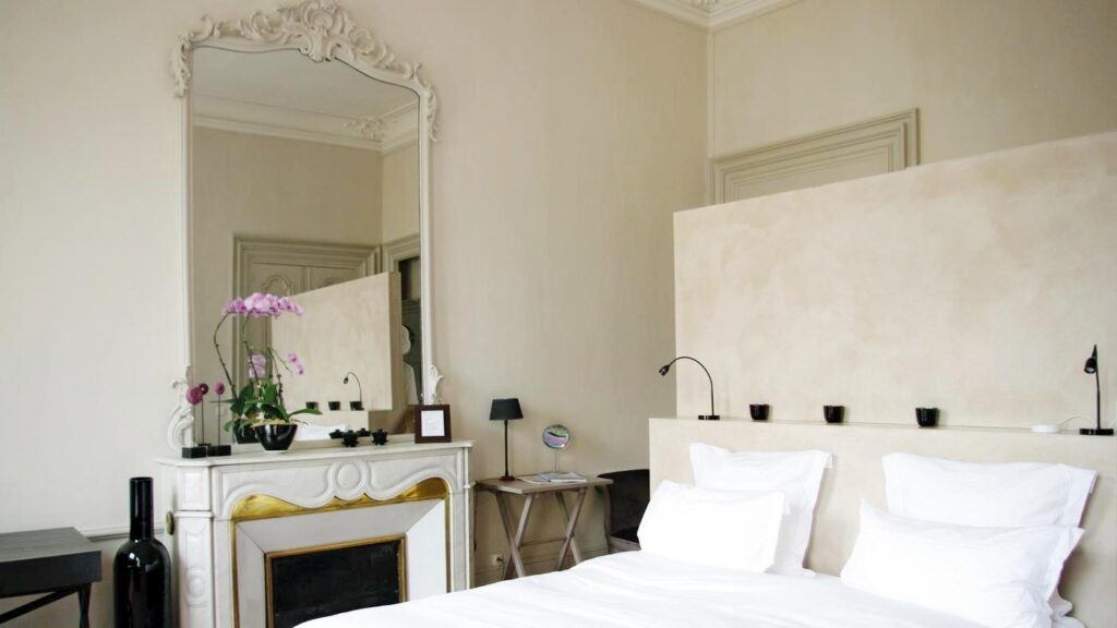 hotel-particulier-33-murs-en-badigeon-de-chaux-tete-de-lit-en-stucco-veneziano-1-core-conservation